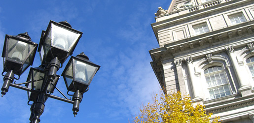 Straenlaternen vor altem Haus